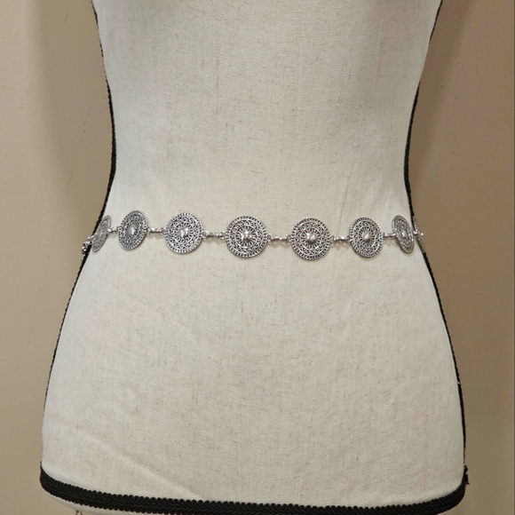 Accessories - WESTERN  Silver Tone METAL OVAL CONCHO CHAIN BELT
